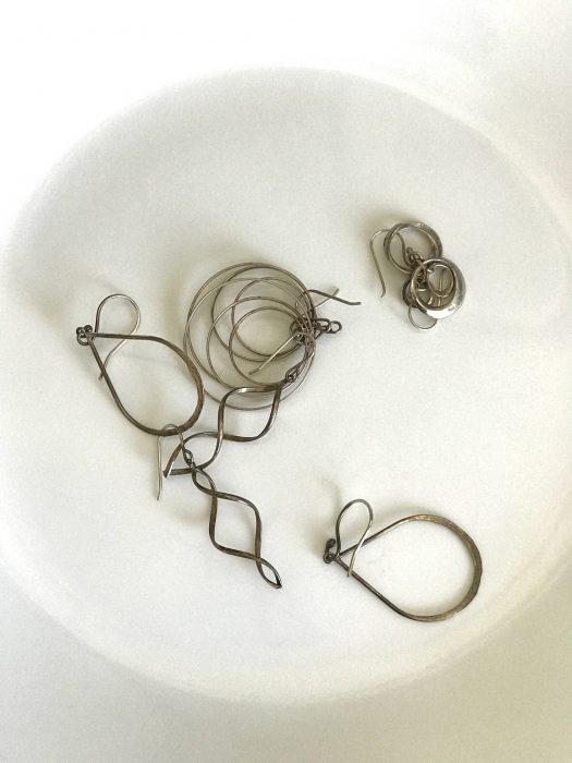 Cleaning silver jewelry