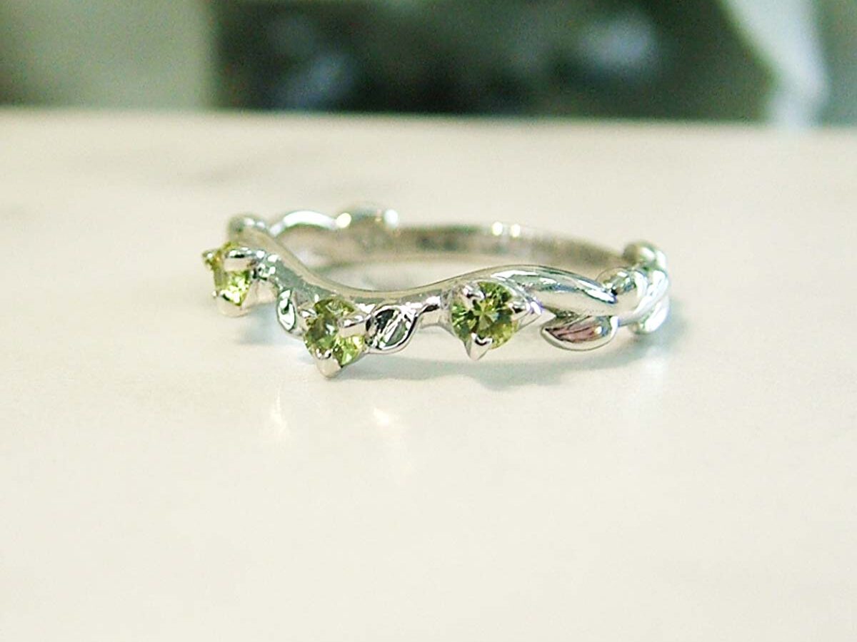 Organic vine style wedding ring, a popular wedding ring style 2024.